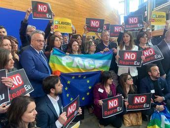 Strasburgo, protesta M5S davanti a Parlamento Ue: "No a soldi per le armi"