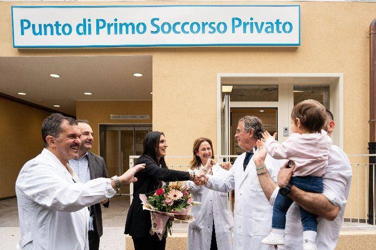 La famiglia di Isabel al Tiberia Hospital di Roma insieme al personale sanitario