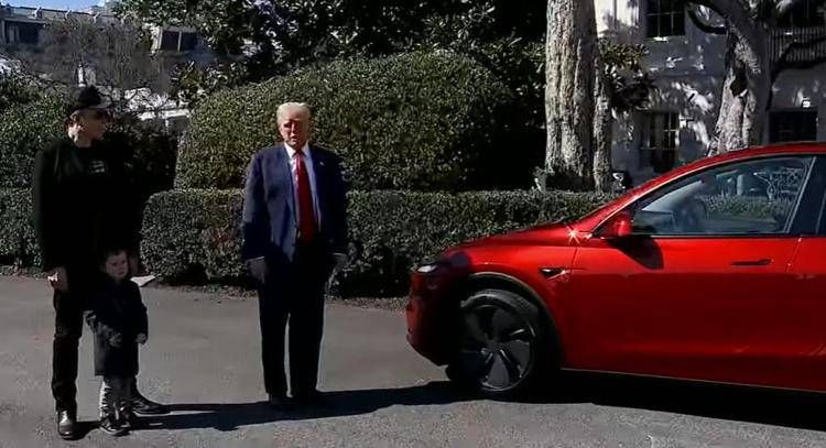 Trump compra una Tesla da Musk: "Ma non la posso guidare"