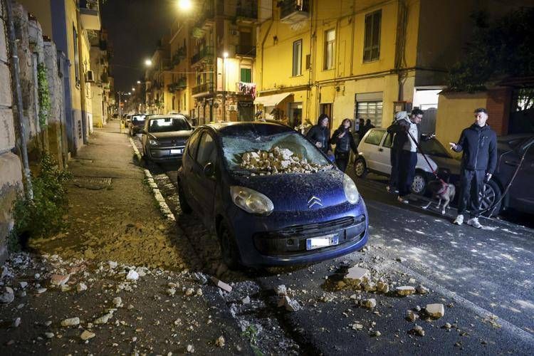 Calcinacci in strada dopo terremoto