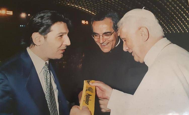 Daniele Venturi con Papa Ratzinger in un'immagine pubblicata su Facebook