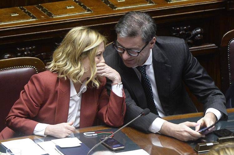 La presidente del Consiglio Giorgia Meloni con il ministro dell'Economia Giancarlo Giorgetti (Fotogramma/Ipa)