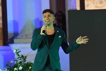 Marco Carta a Verissimo, chi è il cantante: la vittoria a Sanremo, il coming out e l'arresto alla Rinascente