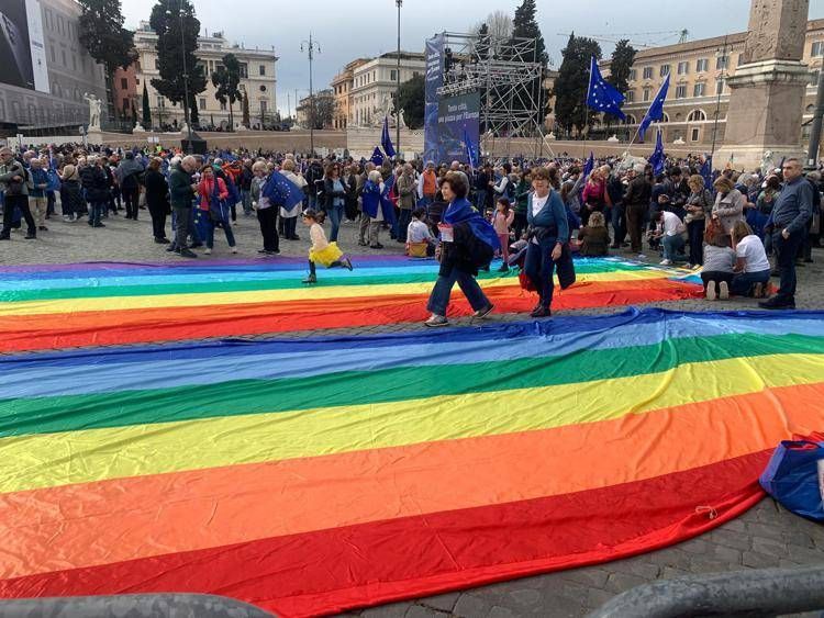 La bandiera della pace in piazza del Popolo - Adnkronos