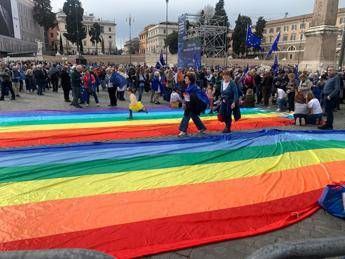 Manifestazione per l'Europa, folla e bandiere Ue in piazza del Popolo