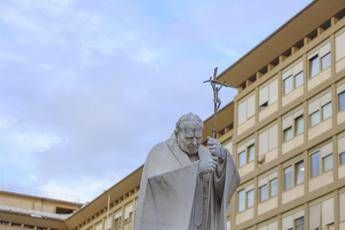 Papa Francesco migliora ancora, Vaticano: "Necessaria terapia ospedaliera"