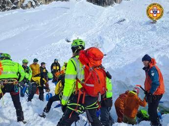 Valanga su Dolomiti a Cortina, soccorsi tre scialpinisti travolti dalla neve. Due sono gravi