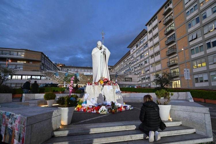 Papa Francesco, Vaticano: "Situazione stabile, ha concelebrato messa stamani in cappellina"