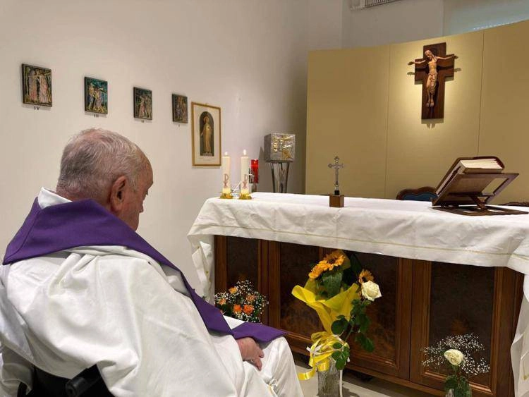 Questa mattina Papa Francesco ha concelebrato la Santa Messa nella cappellina  al decimo piano del Gemelli. Copyright: Sala Stampa della Santa Sede