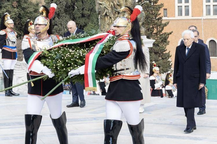 Il presidente della Repubblica, Sergio Mattarella, all'Altare della Patria (foto Quirinale)