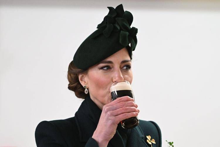 Kate Middleton mentre beve una mezza  pinta di Guinness nel giorno di San Patrizio - (Fotogramma/Ipa)