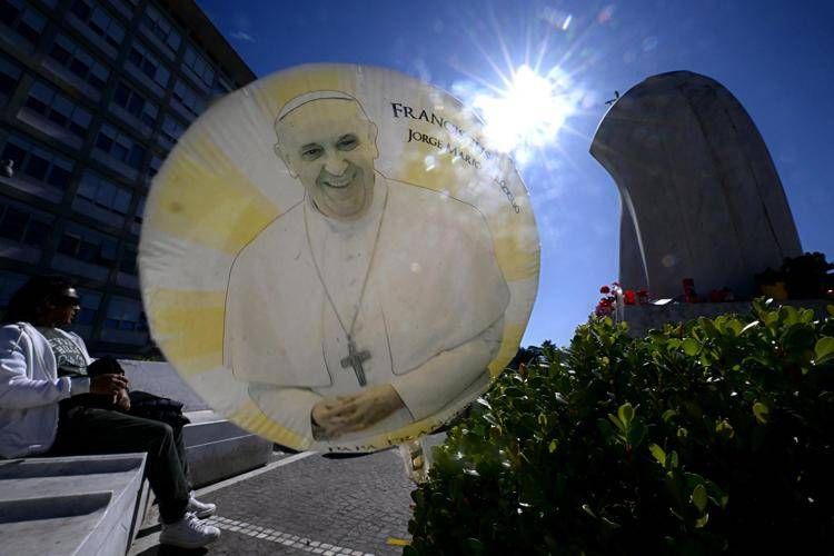 Palloncino per Papa Francesco al Gemelli - Afp