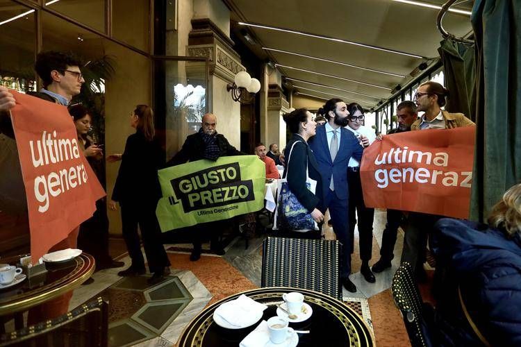 Il blitz di Ultima generazione al ristorante di Cracco in galleria  - Fotogramma