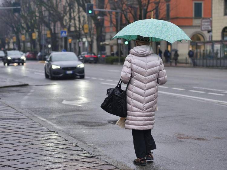 Primavera tra schiarite, ciclone e nubifragi improvvisi: le previsioni meteo