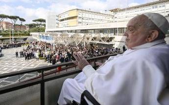 Papa Francesco, l'internista: "A Santa Marta riabilitazione come in ospedale"