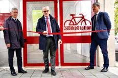 Il taglio del nastro (Milano-Bicocca). Da sinistra_ Cristiano Nicoletti, direttore generale; Marco Orlandi, rettore; Matteo Colleoni, delegato del rettore per la Sostenibilità