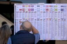 Elettori scelgono chi votare (Afp)