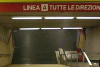 Roma, disabile portato a spalla su scale metro