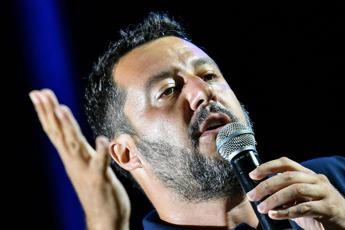Salvini: Poliziotta con ischemia dopo aggressione, responsabile libero