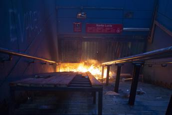 Cile, metro in fiamme per protesta caro biglietti