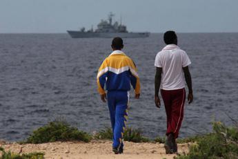 Migranti, arrivata nave quarantena a Lampedusa