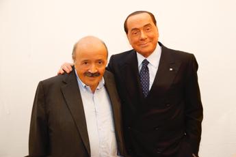 Berlusconi scherza con Costanzo: Neanche con bomba l'ho tolto da video