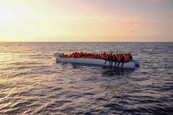 Migranti, Alarm Phone: in pericolo imbarcazione con 90 persone a bordo