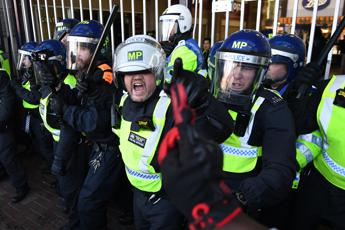 Londra, scontri tra manifestanti di destra e polizia