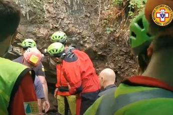 Morto terzo speleologo bloccato in grotta, salvi gli altri due