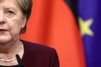 Merkel: Il 2020 l'anno più duro, vaccino dà speranza