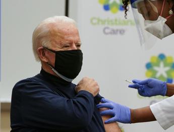 Biden si vaccina in diretta tv: Trump ha meriti
