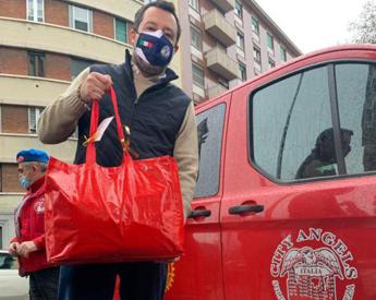 Natale, Salvini distribuisce doni con City Angels: Per vaccino precedenza a disabili
