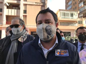 Salvini in via D'Amelio, mascherina con foto di Borsellino