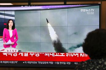 Pyongyang lancia due razzi non identificati