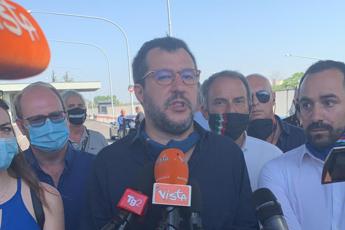 Salvini: Spero di chiudere tutti i campi rom con lucchetto - Video