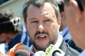 Salvini: Vergogna Raggi, caccia urtisti e si tiene abusivi