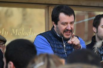 Virus, Salvini e l'abbraccio alla comunità cinese